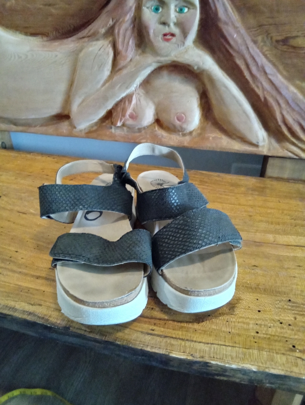 OTBT Montane Sz 8 Black Textured Leather 2" Platform Sandals Cushioned Footbed